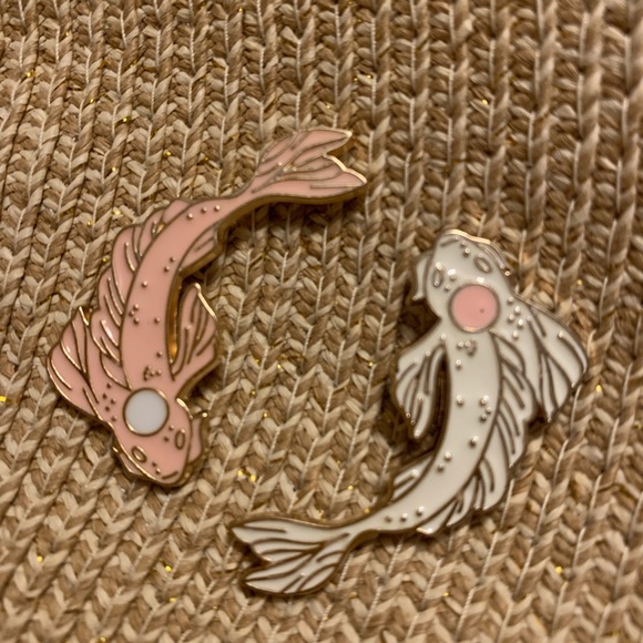 Koi fish enamel pins Yin yang - set of 2 - Picture 2 of 7